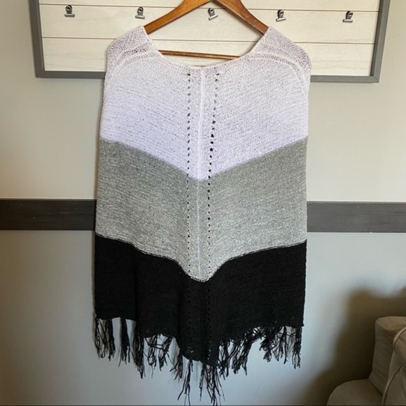 MAXSPORT knit fringed poncho size small/medium - Picture 8 of 12
